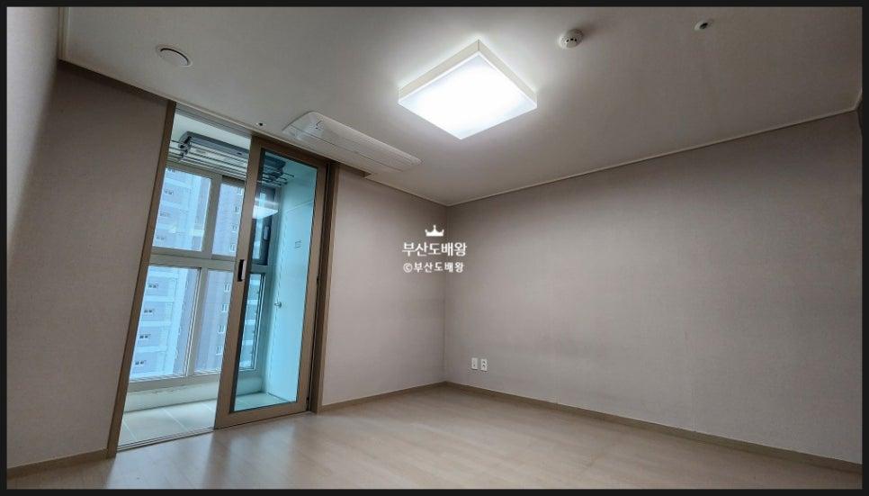 우드톤 바닥과 창문이 보이는 시공 중인 모습
