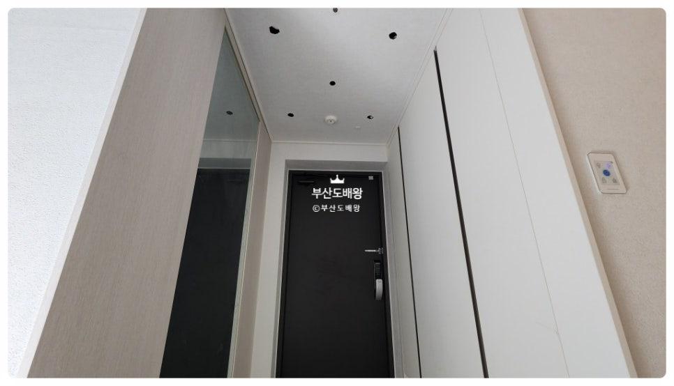 검은색 도어가 설치된 현관 입구