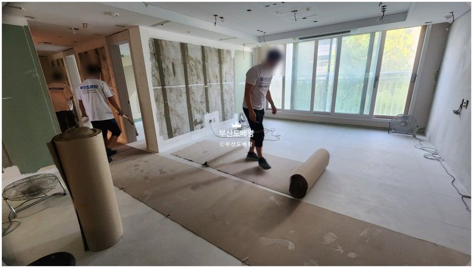 마감 작업 중인 벽면과 바닥의 자재들