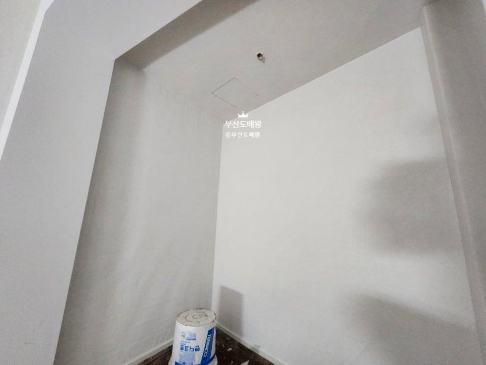 마감이 완료된 텅 빈 실내 공간