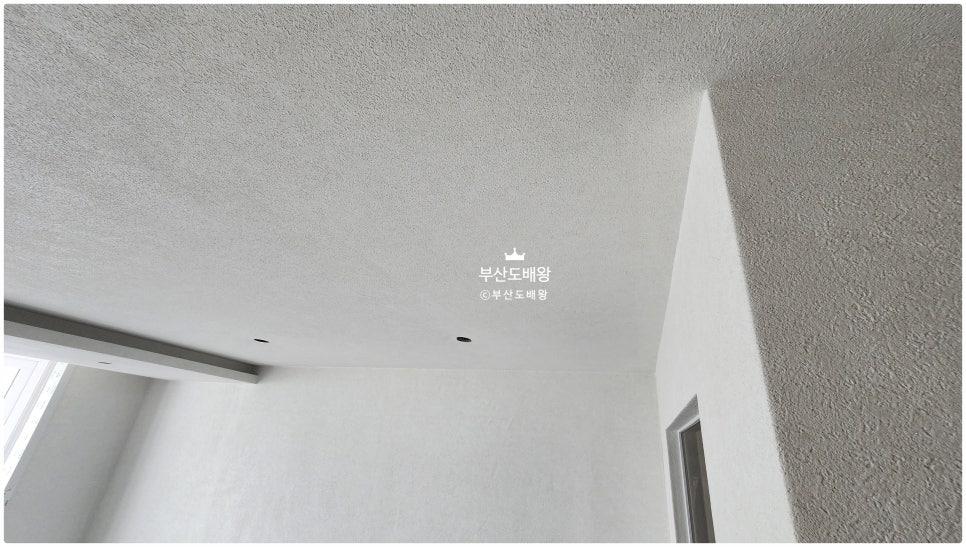 천장과 벽면이 만나는 지점의 마감 표면 근접 샷