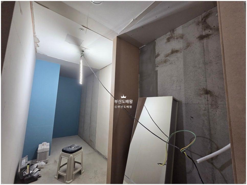 문틀 주변 평활도를 확보하던 작업 중