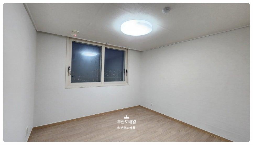 도배 전 짐이 모두 빠진 빈 방의 모습