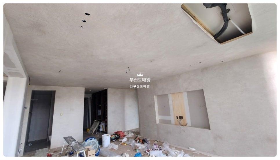 수공구와 소형 기기를 이용한 시공 장면