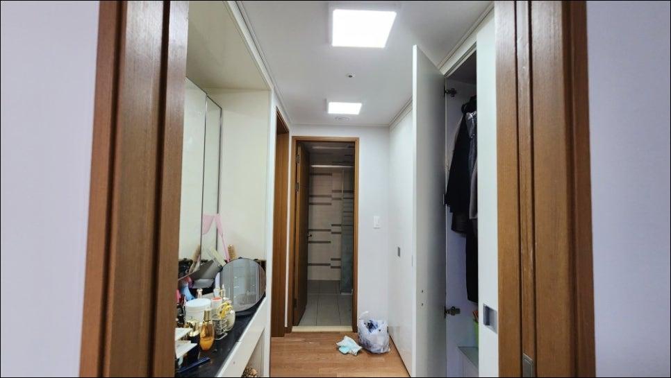 화장대와 옷장이 있는 복도 공간의 작업 상태