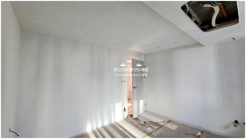 벽과 천장, 바닥이 만나는 텅 빈 실내 공간의 모습