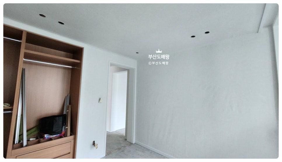 라이트와 나무 수납장이 배치된 실내 공간