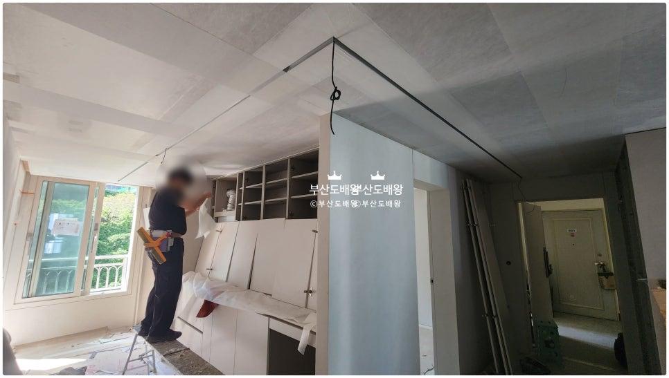 벽체와 상판 구조물을 철거하며 내부를 확인하는 과정