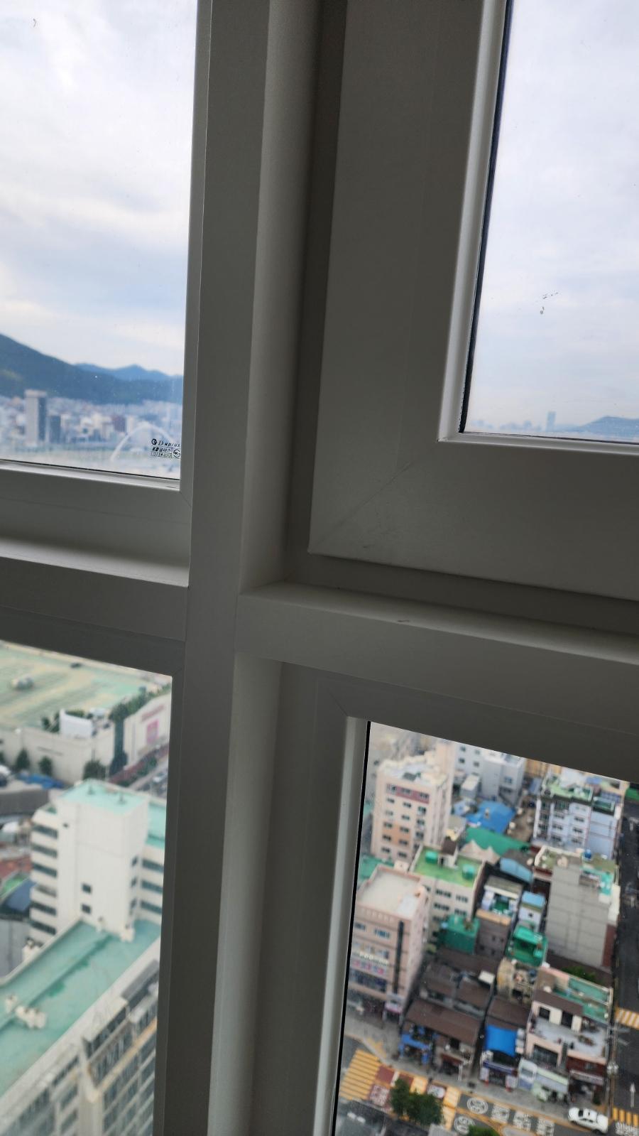창문 프레임의 시트지를 제거하는 모습