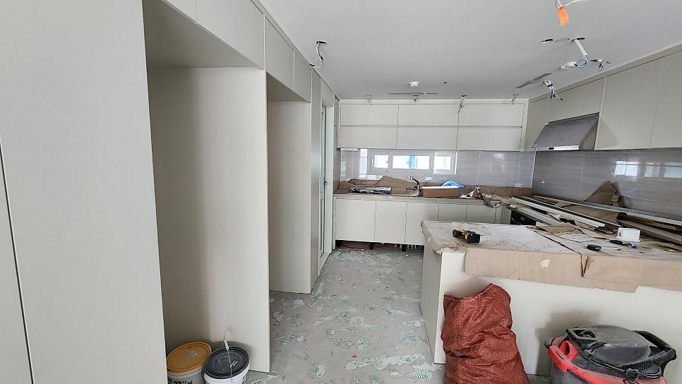 수납장 엣지 부분을 정리하는 주방 시공 과정