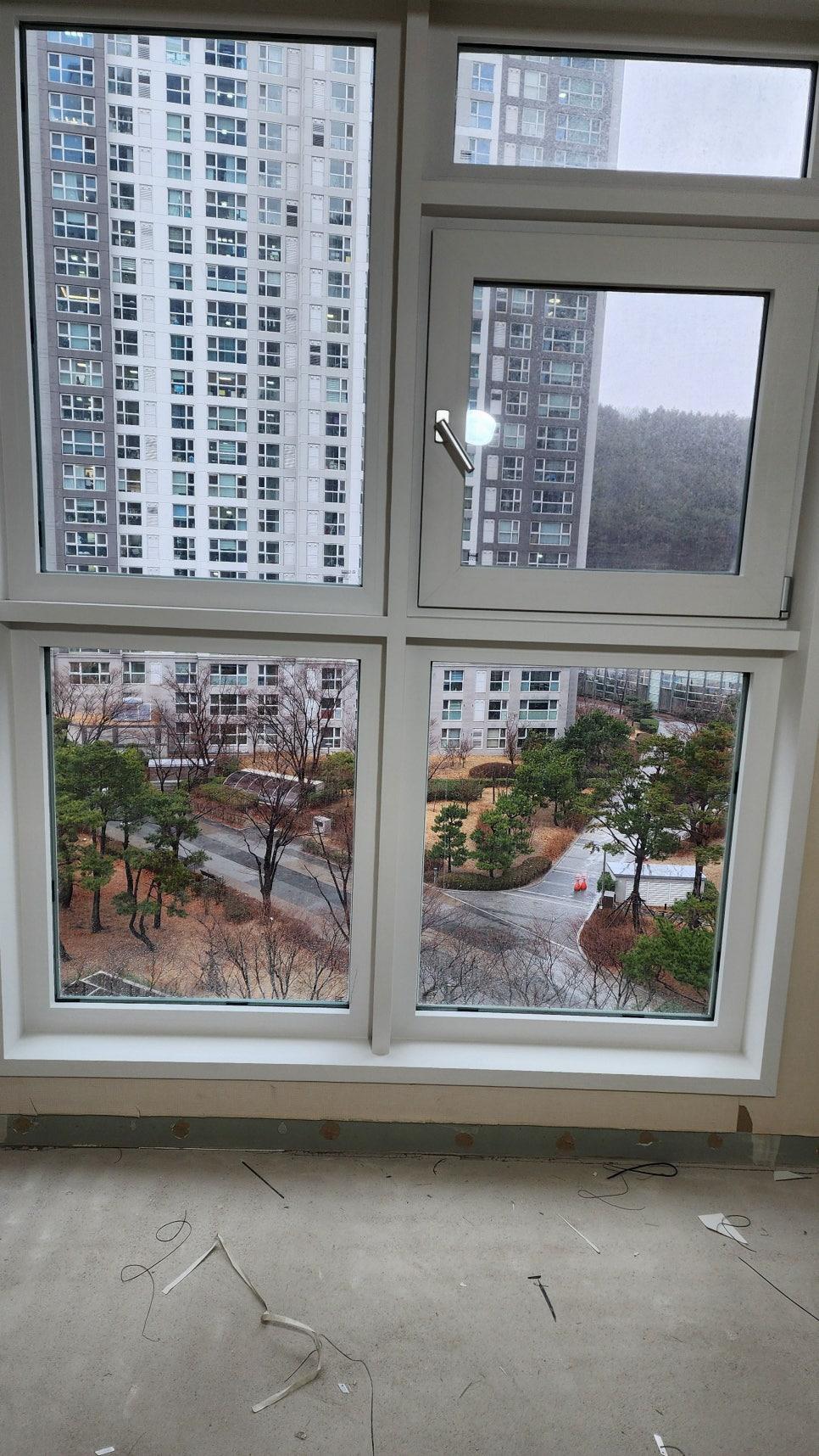현대 s244 샷시가 설치된 방 내부
