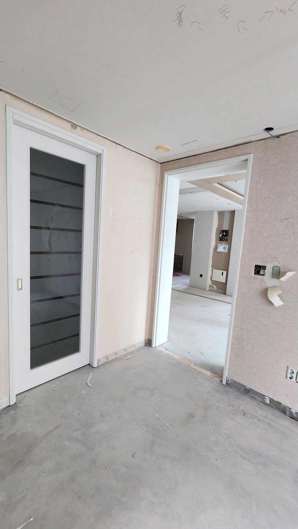유리문과 도어가 배치된 복도 공간