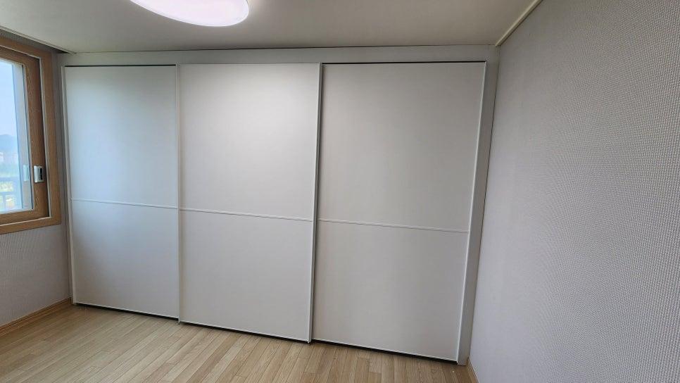 슬라이딩 문과 창호가 맞닿은 벽면의 시공 모습