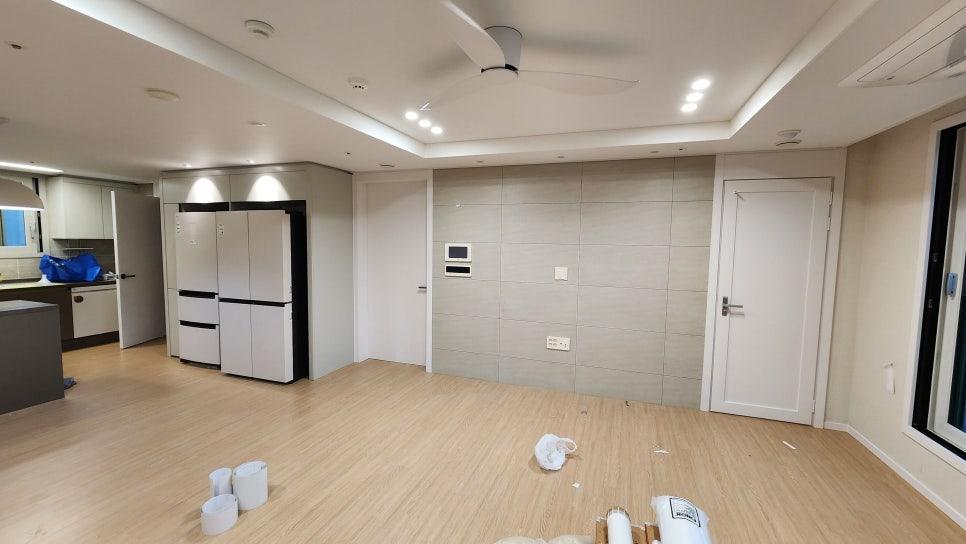 수납장 하단과 우드톤 바닥의 접점 정리