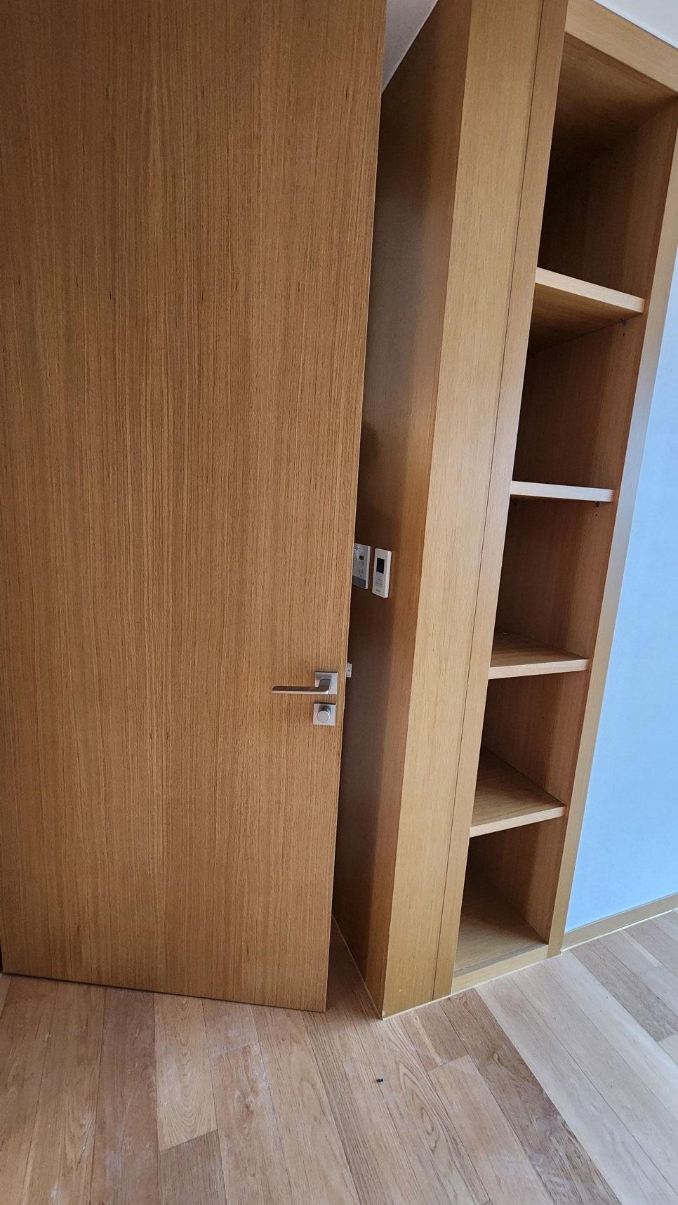 여닫이 도어 힌지와 수납장 근접 작업
