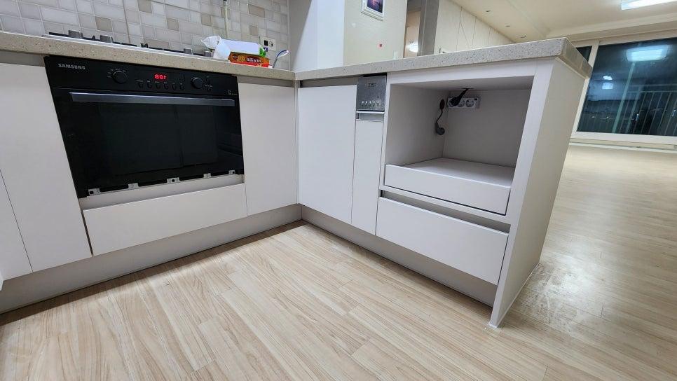 삼성 오븐과 냉장고가 배치된 주방 수납장 마감