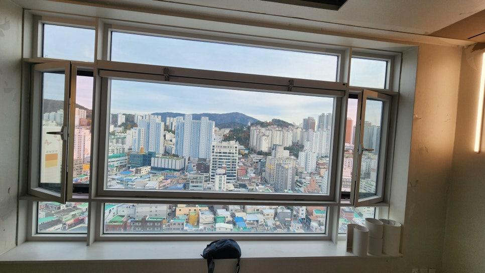 회색 창틀과 투명 유리가 설치된 창가 공간