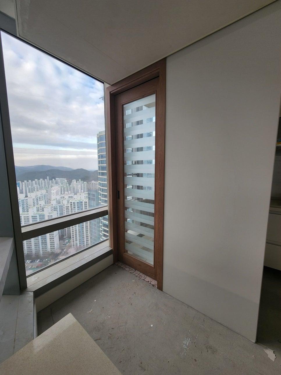 목재 프레임과 창호가 있던 발코니 작업 과정