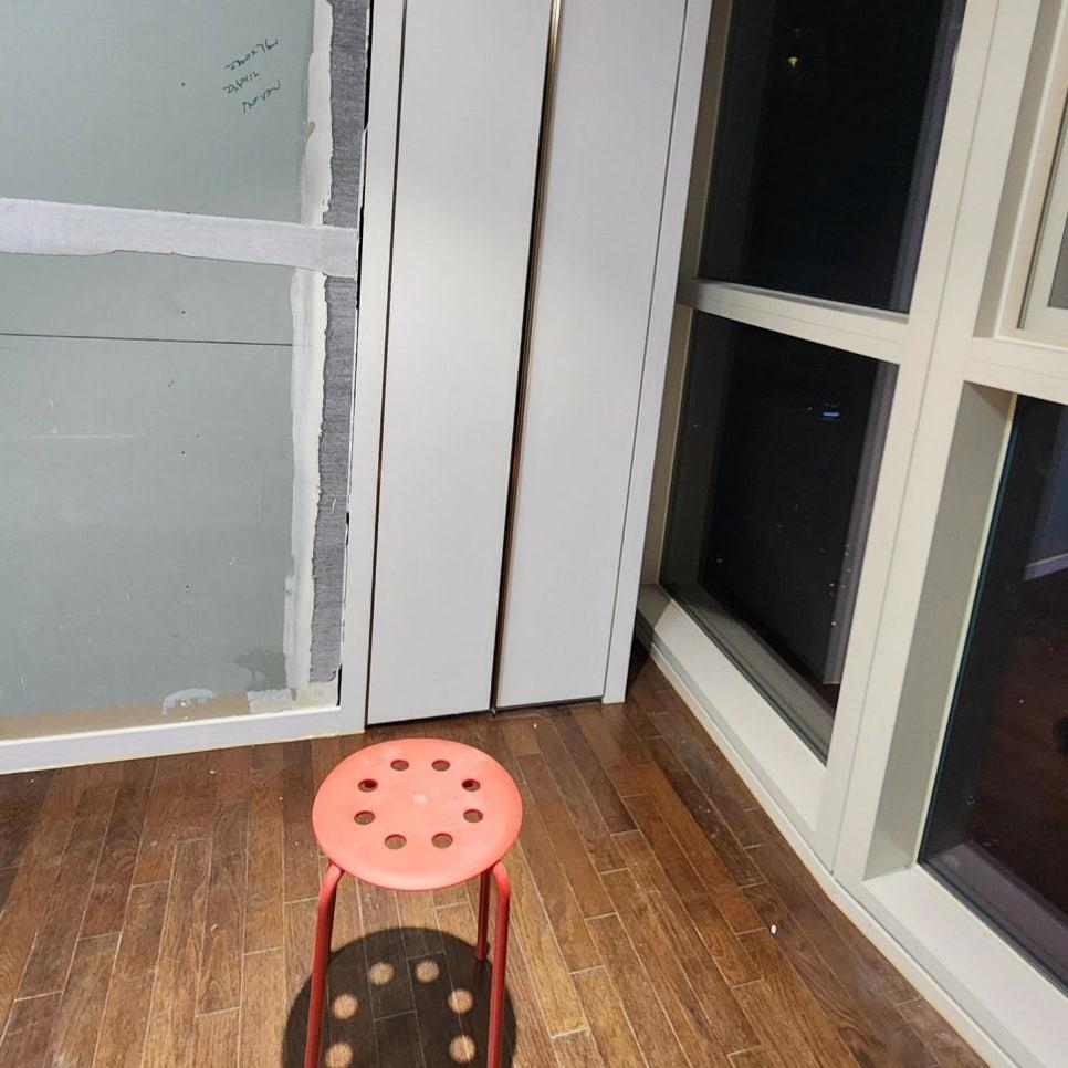 밝은 프레임의 창호와 마감 중인 벽면