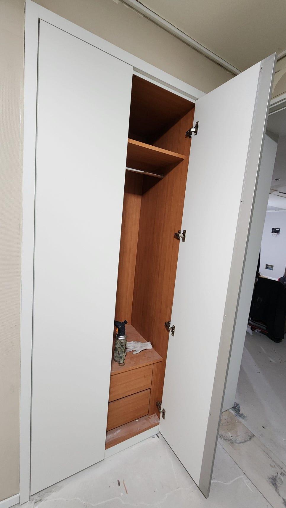 나무 수납장이 구성된 드레스룸 내부