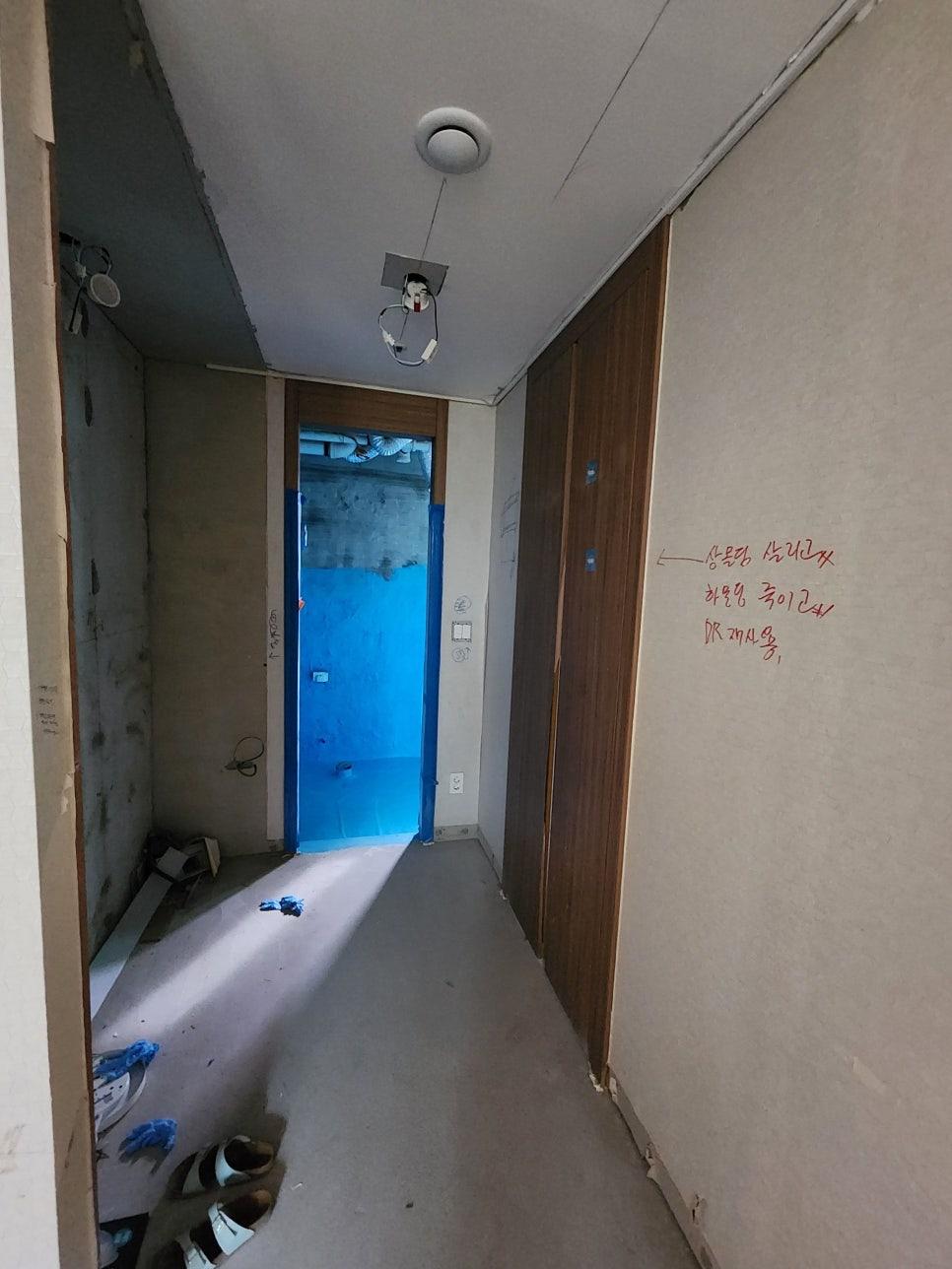 붉은색 표기가 된 복도 시공 준비 현장
