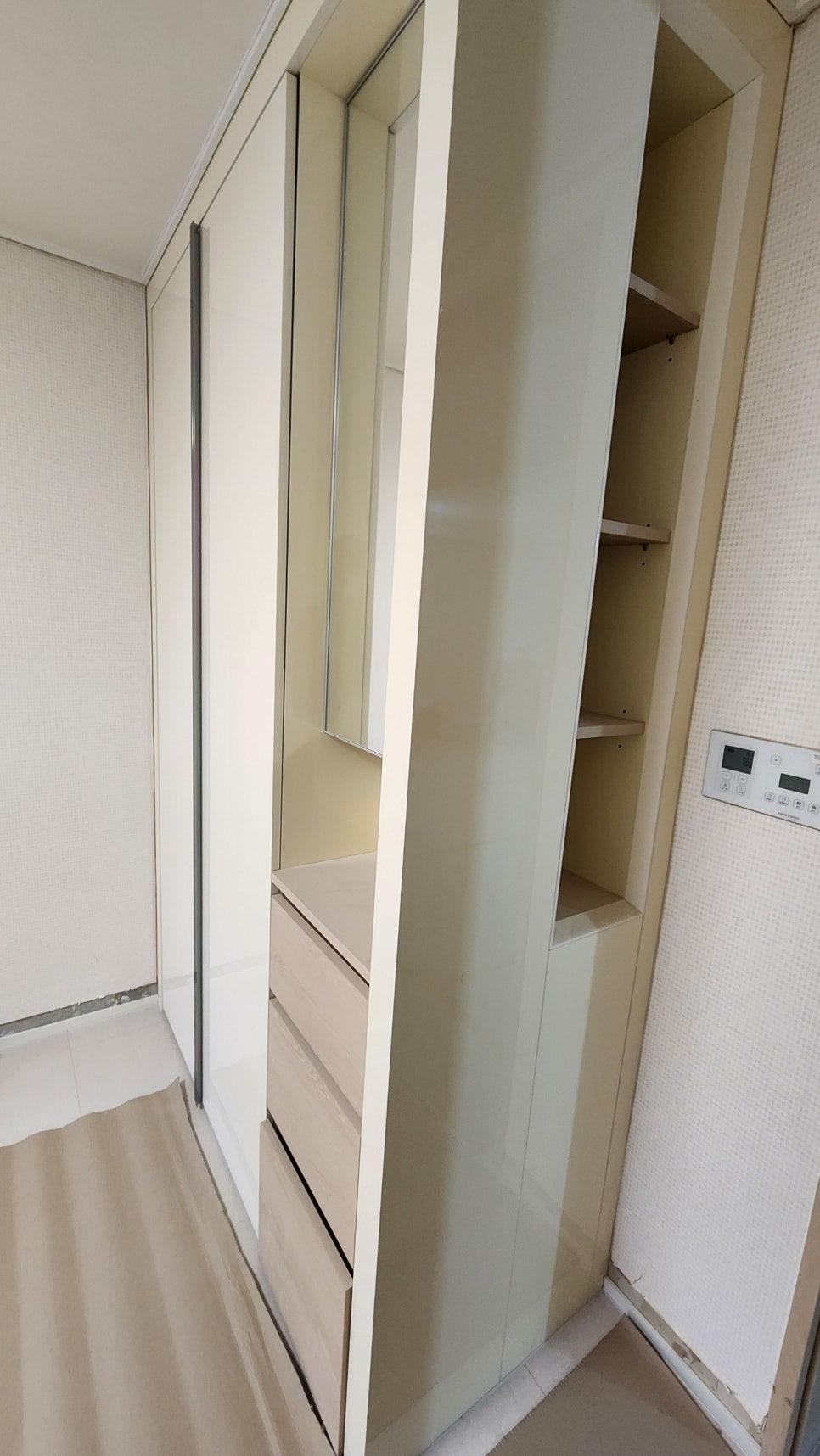 베이지 컬러 수납장과 유리 패널의 톤을 맞추는 모습