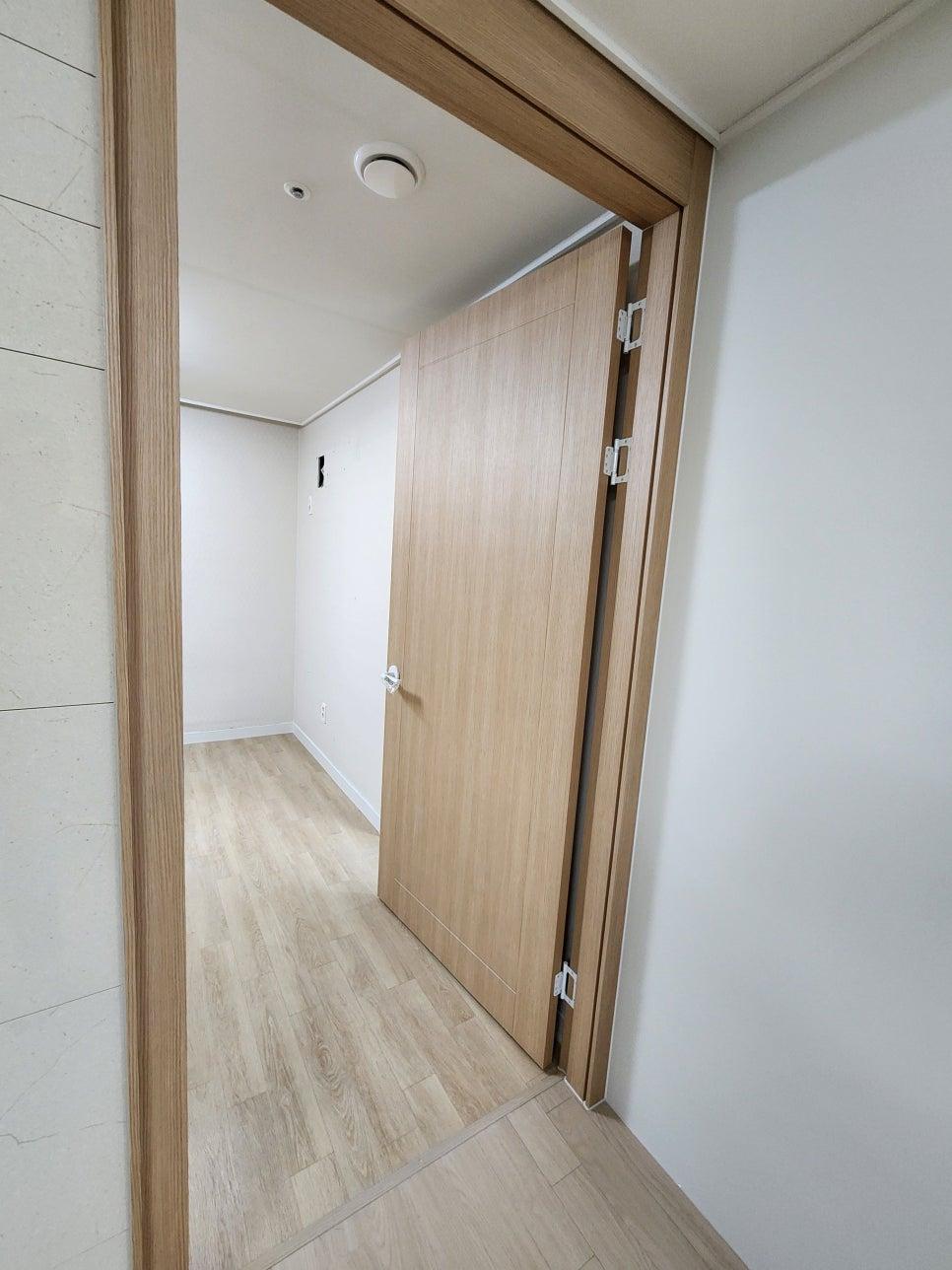 우드톤 바닥 위에서 진행되는 추가 면 잡기 과정