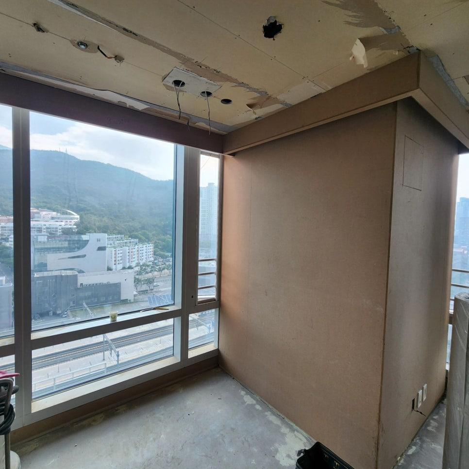 전선이 노출된 발코니 천장과 벽면