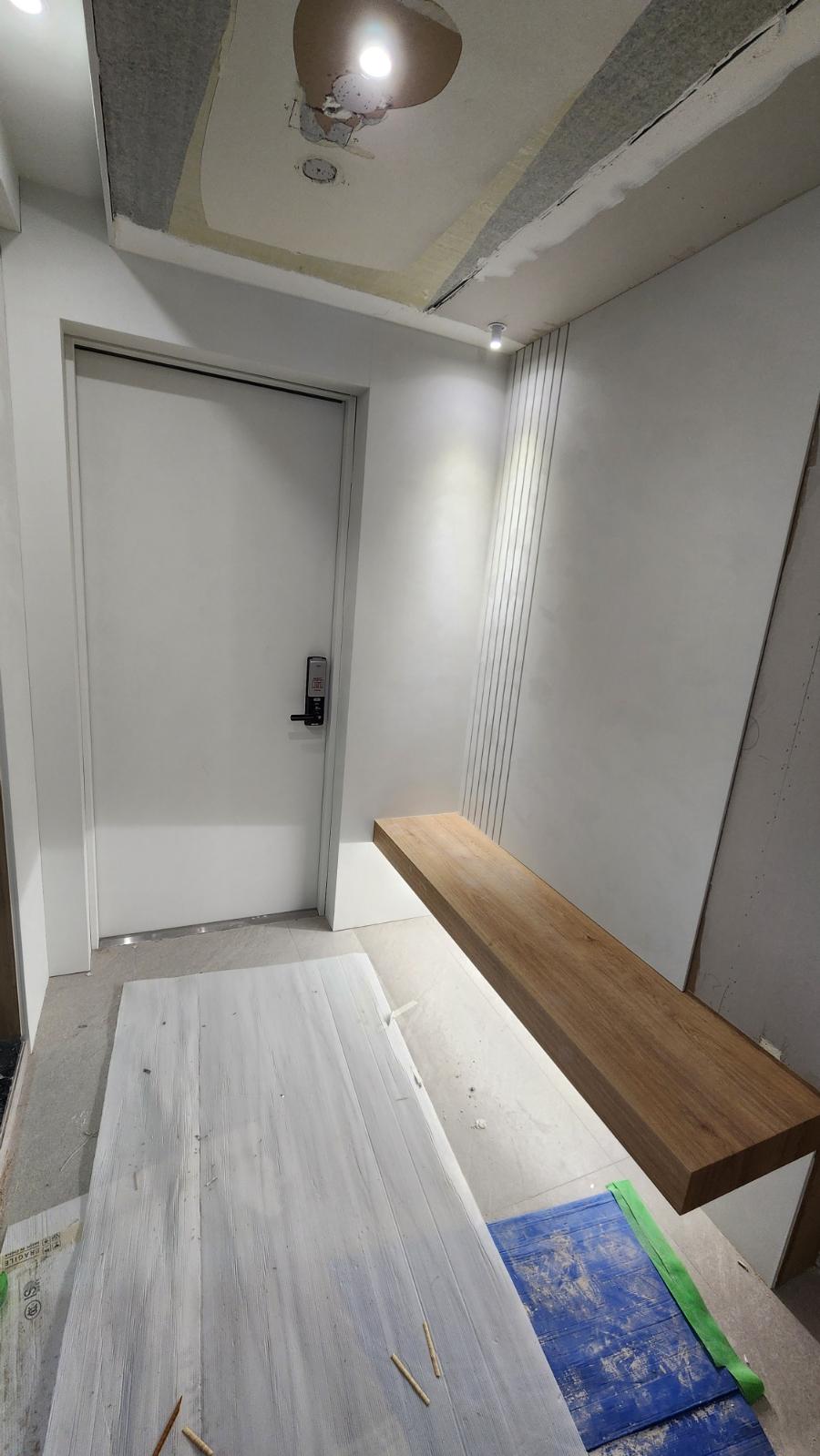 나무 선반과 보호재가 놓인 전실 작업 과정