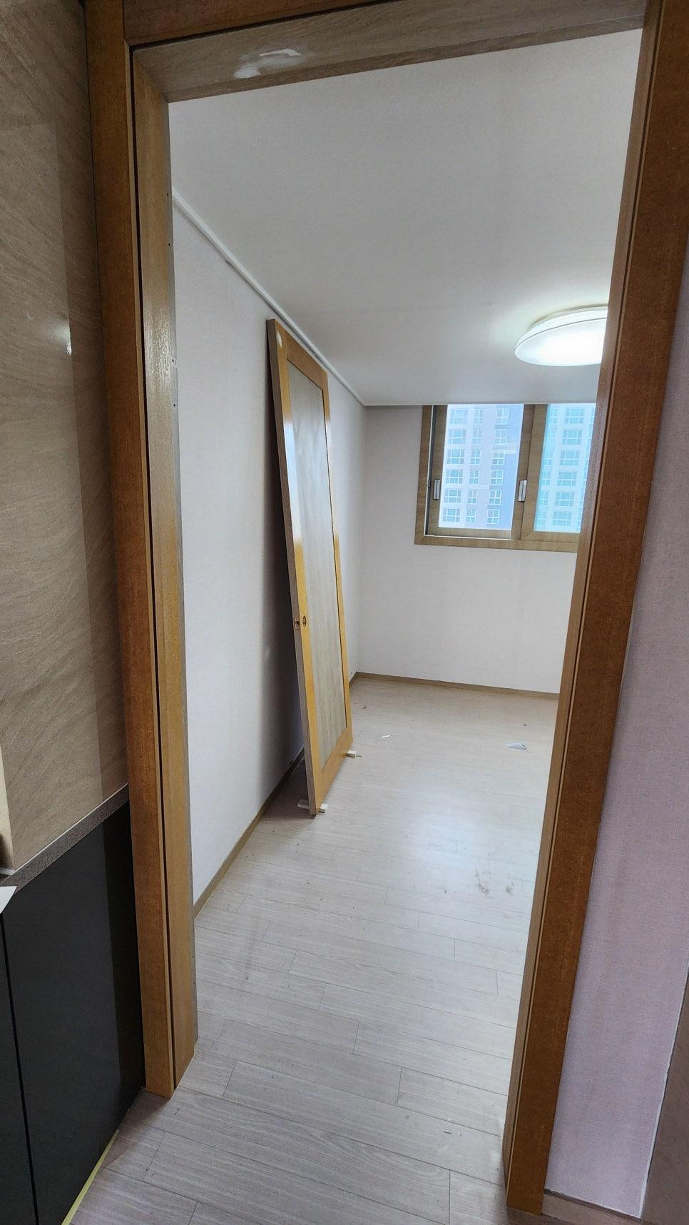 원형 조명이 설치된 복도 공간