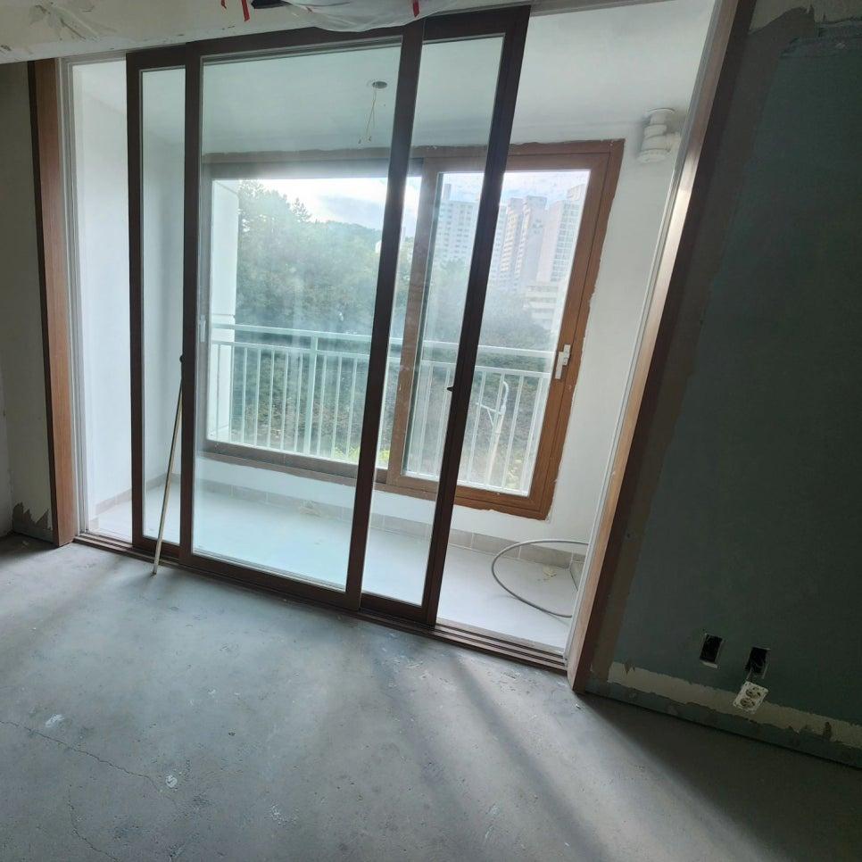 슬라이딩 도어와 발코니 창호의 연결 부위