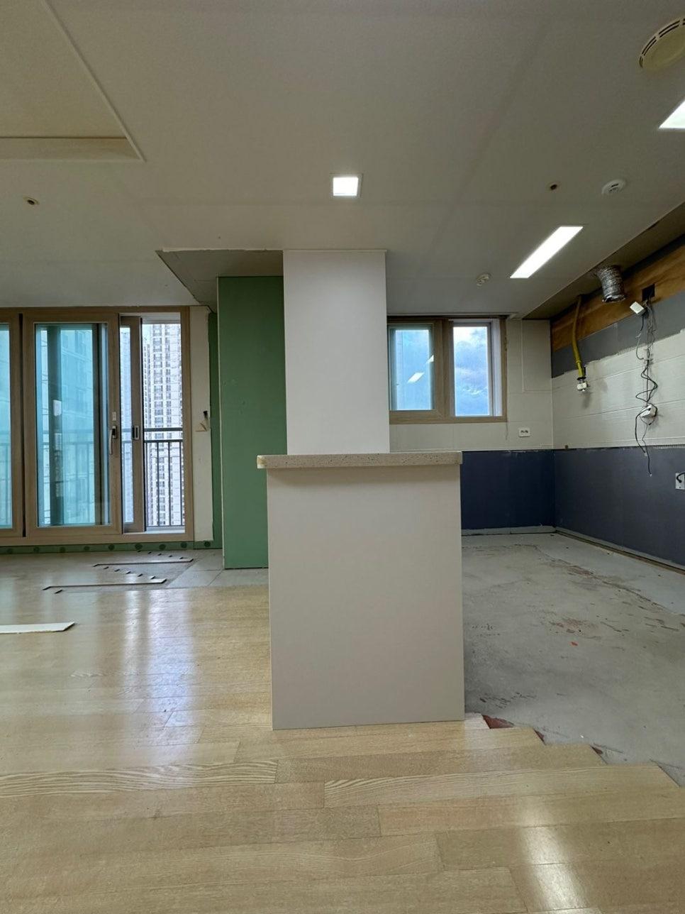 현장 내 설치된 흰색 컨테이너 구조물과 주변 환경