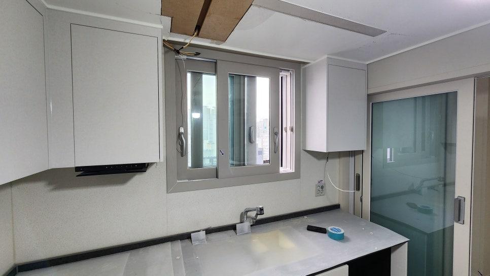 싱크대 수전과 레인지후드가 보이는 주방 상판 근접샷