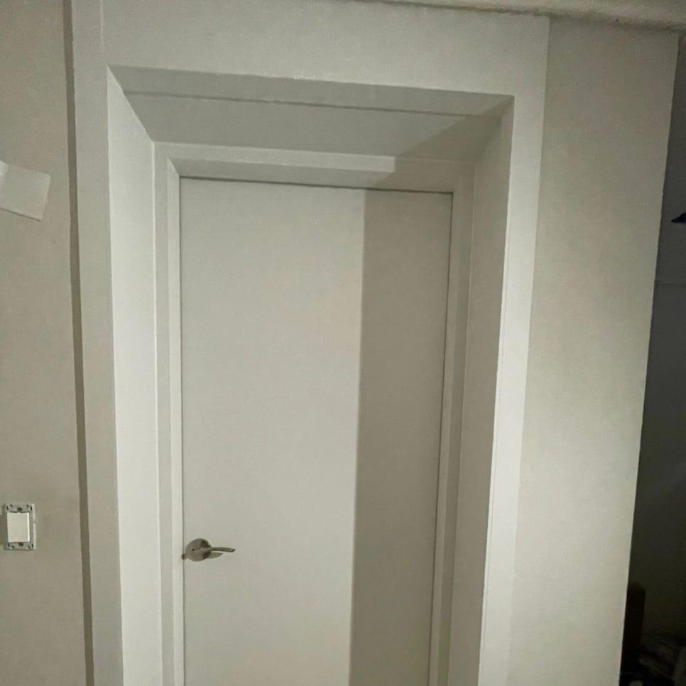 여닫이 도어의 힌지 부분 근접 사진