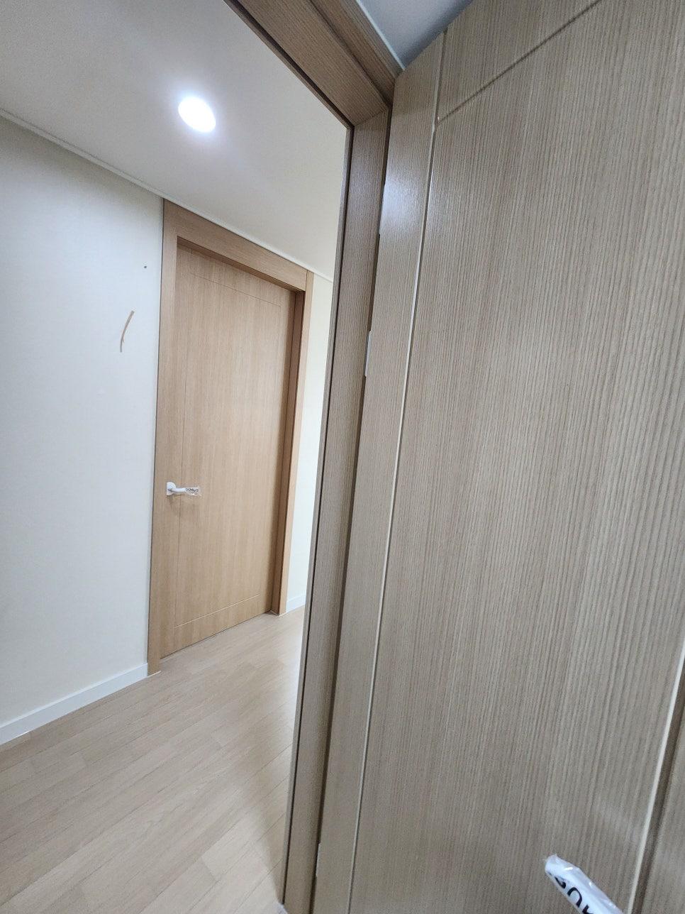 수납장 표면의 색상을 가리기 위한 퍼티 보수