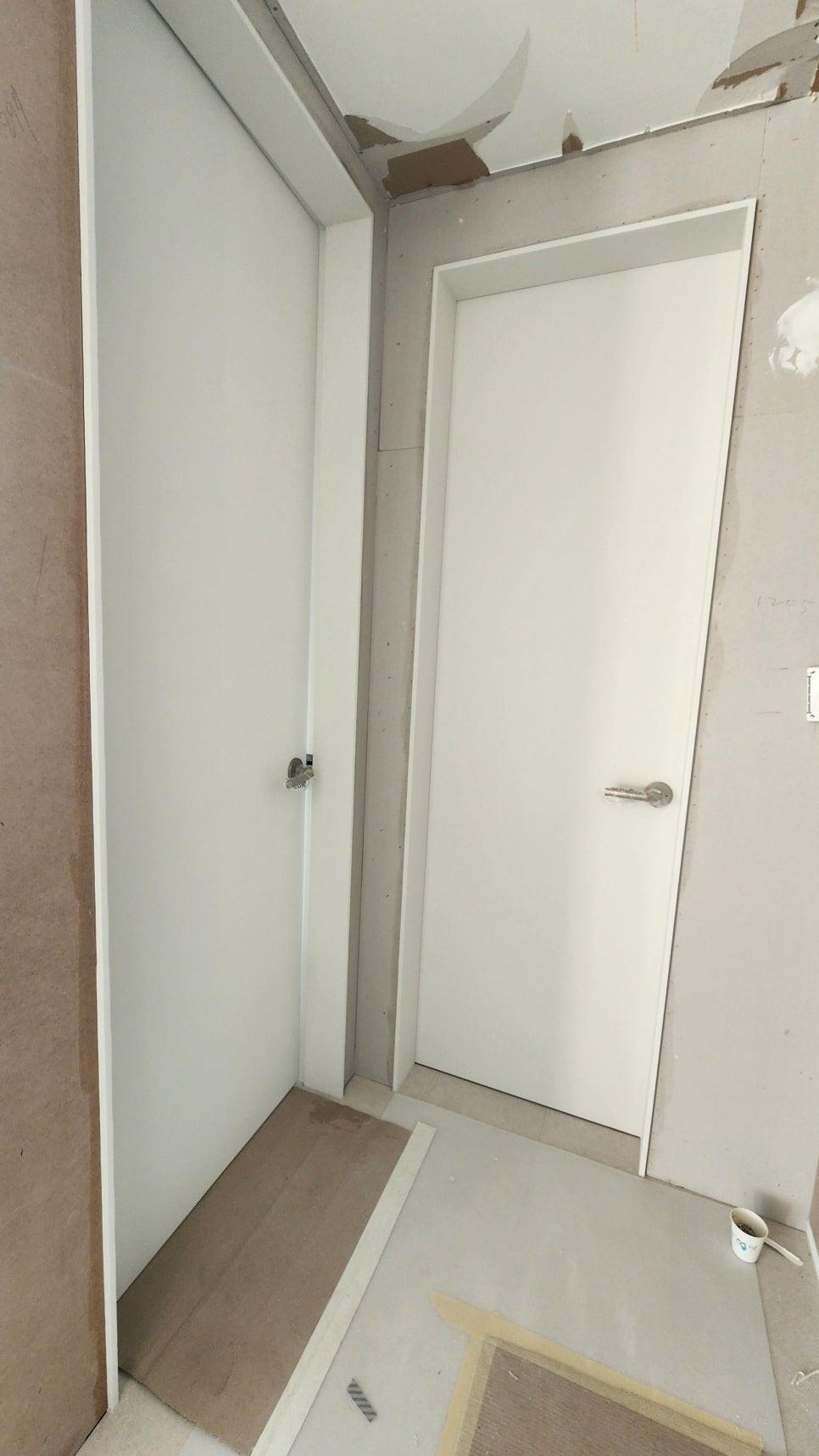 바닥 보호재가 설치된 복도의 문 주변