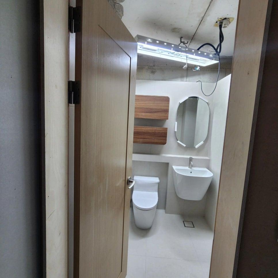 세면대와 양변기가 설치된 욕실 내부