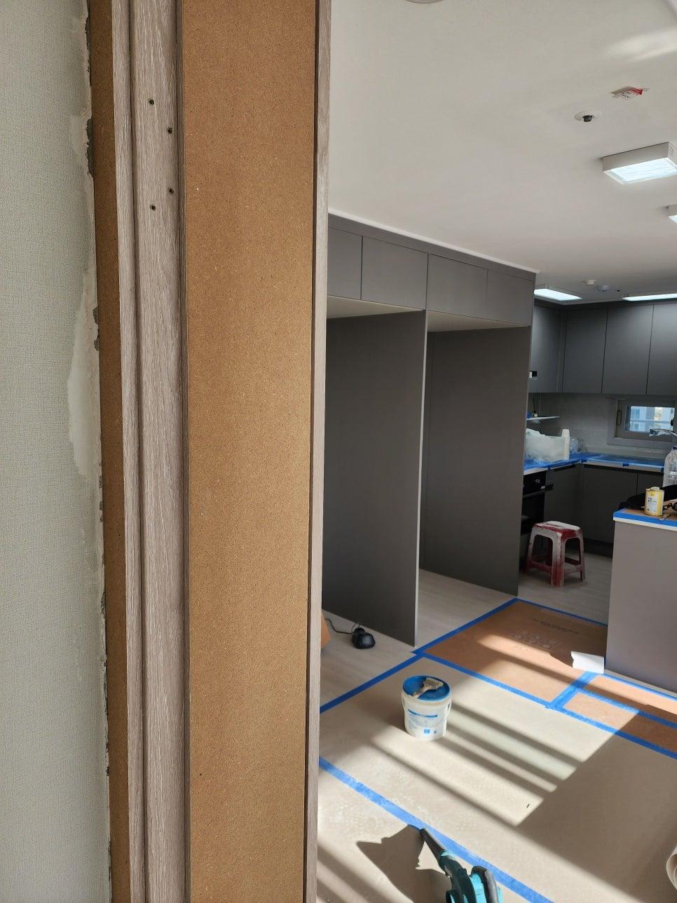 회색 도어와 보호 테두리가 보이는 주방 공사 과정
