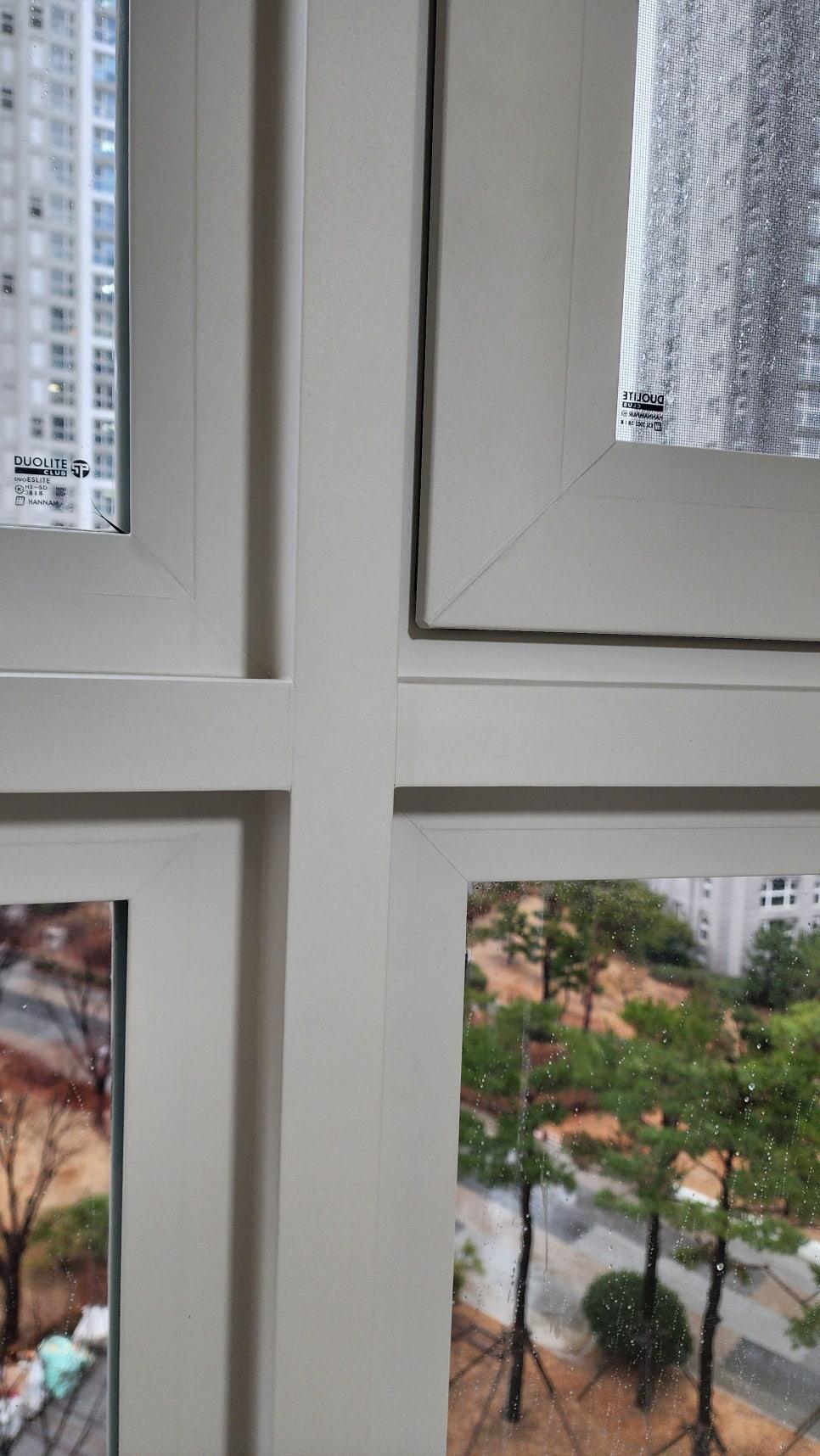 흰색 프레임 유리면의 디테일