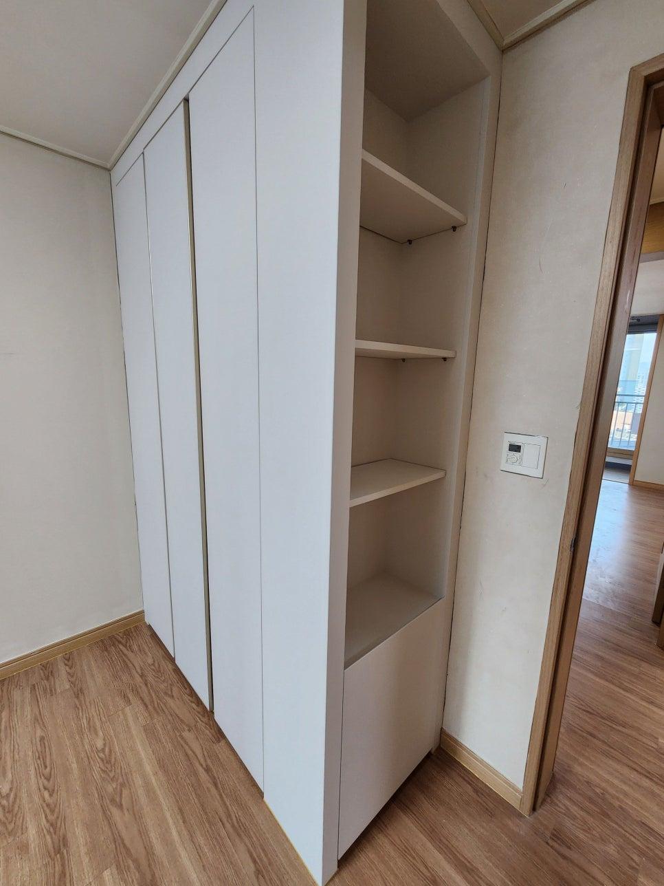 오픈 선반으로 개방감을 준 화이트 붙박이장