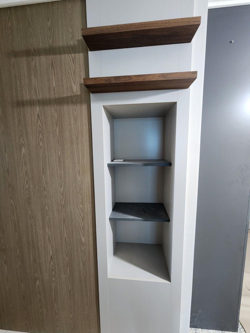 그레이 톤 니치가 돋보이는 우드 선반 벽면