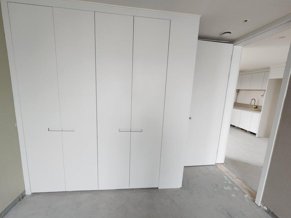 벽면 수납장이 설치된 공간의 필름 작업 과정