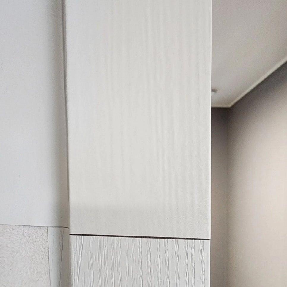 매끄러운 상단과 세로 줄무늬 하단의 벽면 마감