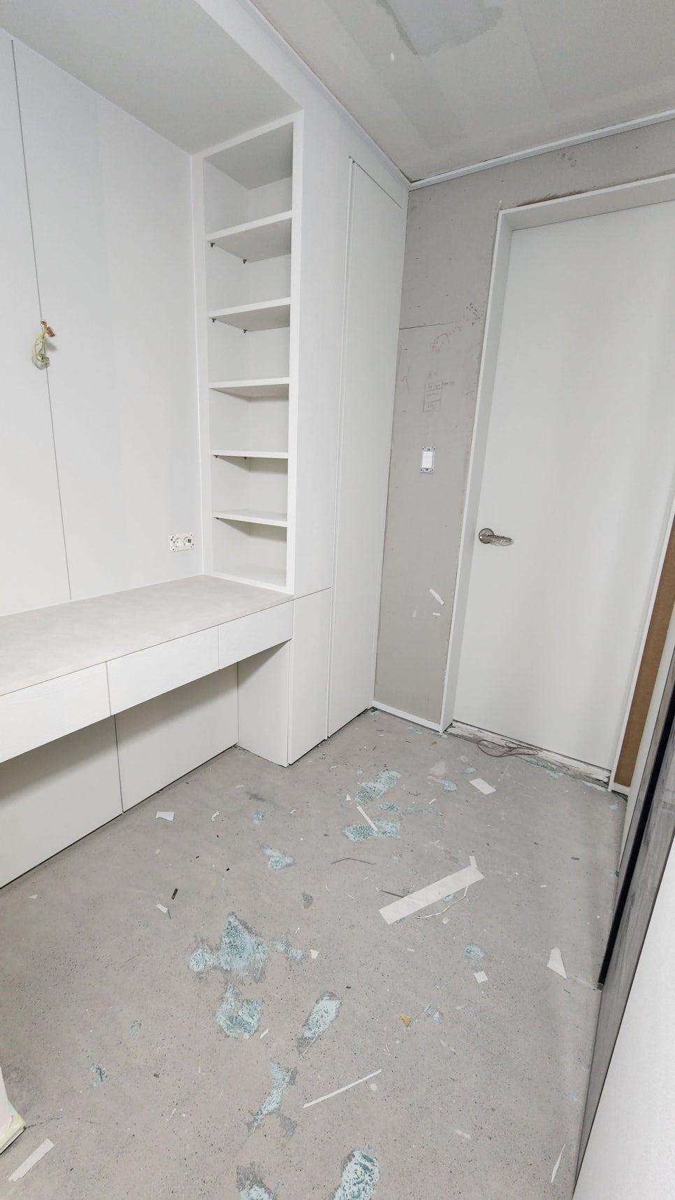내장형 수납장의 상하부 필름 시공 과정