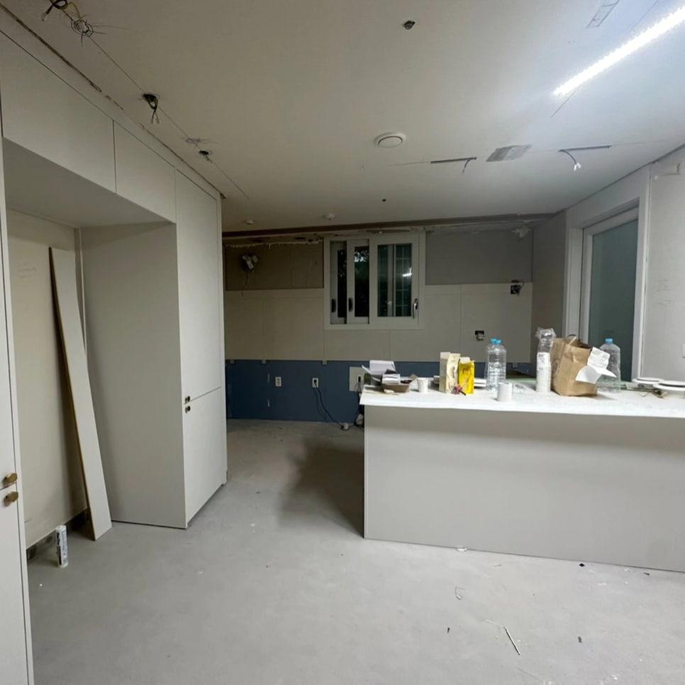 전선이 노출된 실내 공간과 카운터 주변