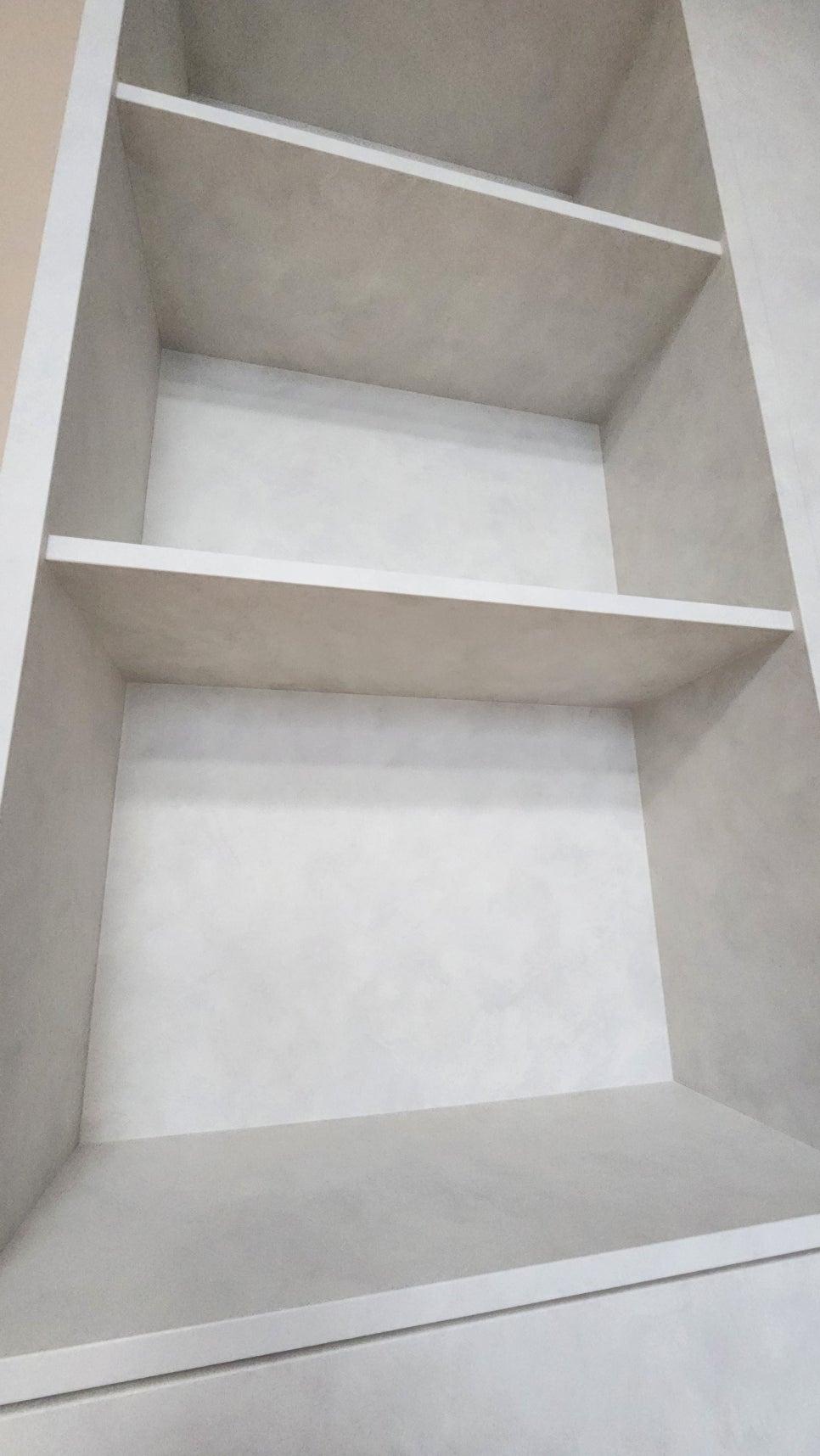 수평 라인으로 나뉜 수납장 내부 구조