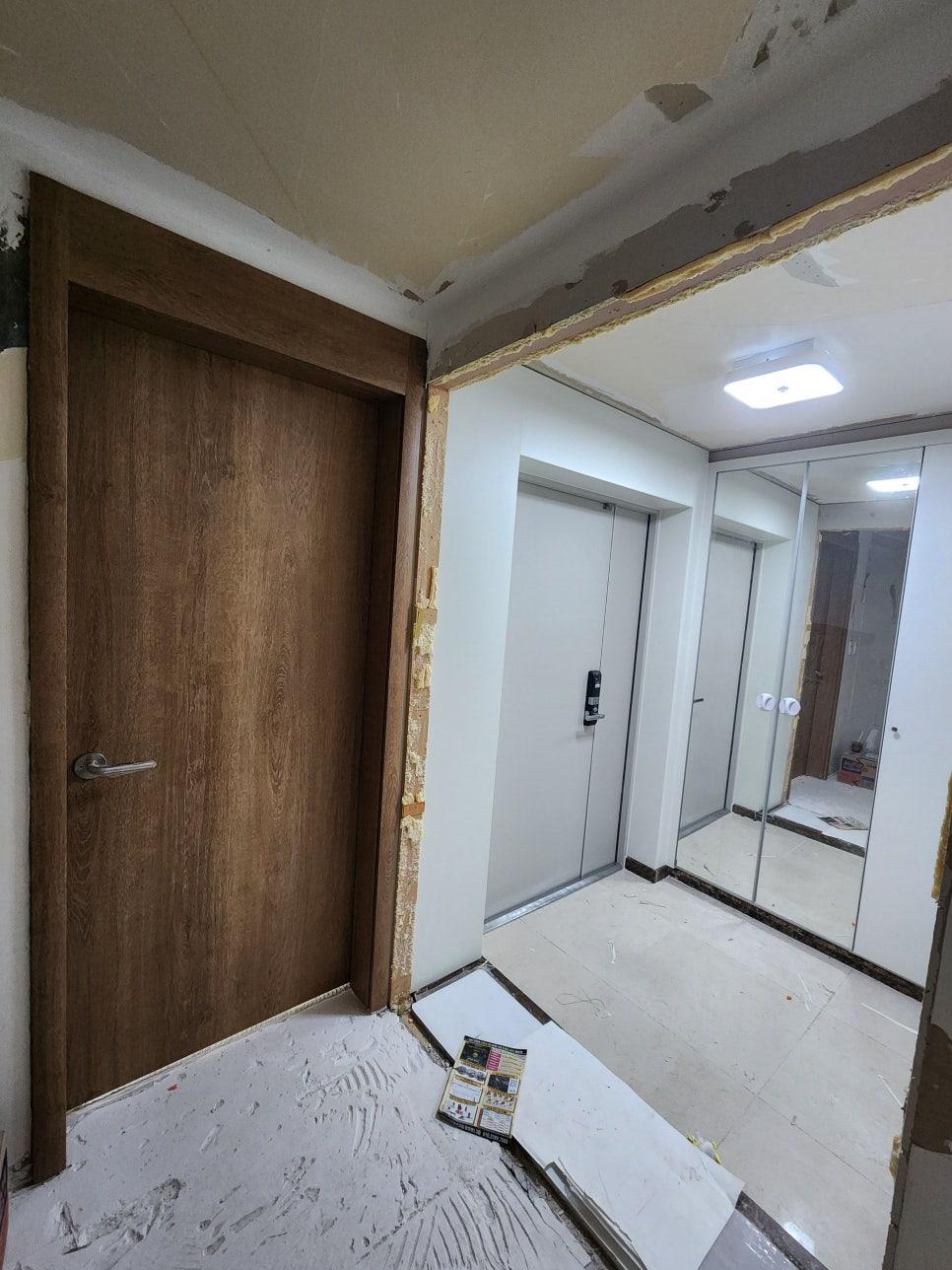벽면과 천장 마감 작업 중인 복도