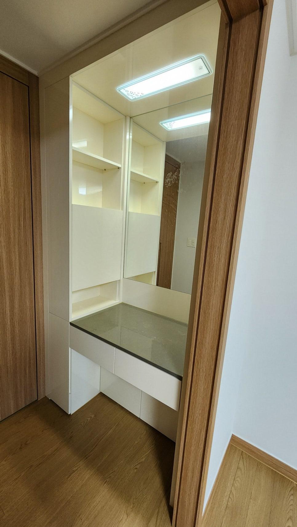 현대 S244로 마감된 드레스룸 화장대와 수납장