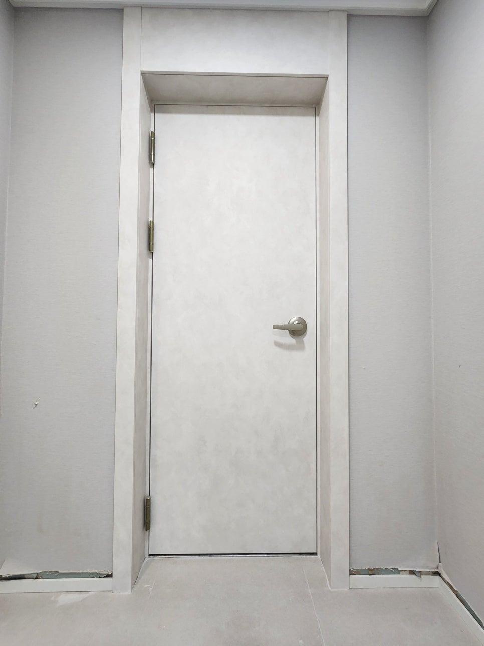 힌지가 보이는 여닫이 도어의 근접 모습