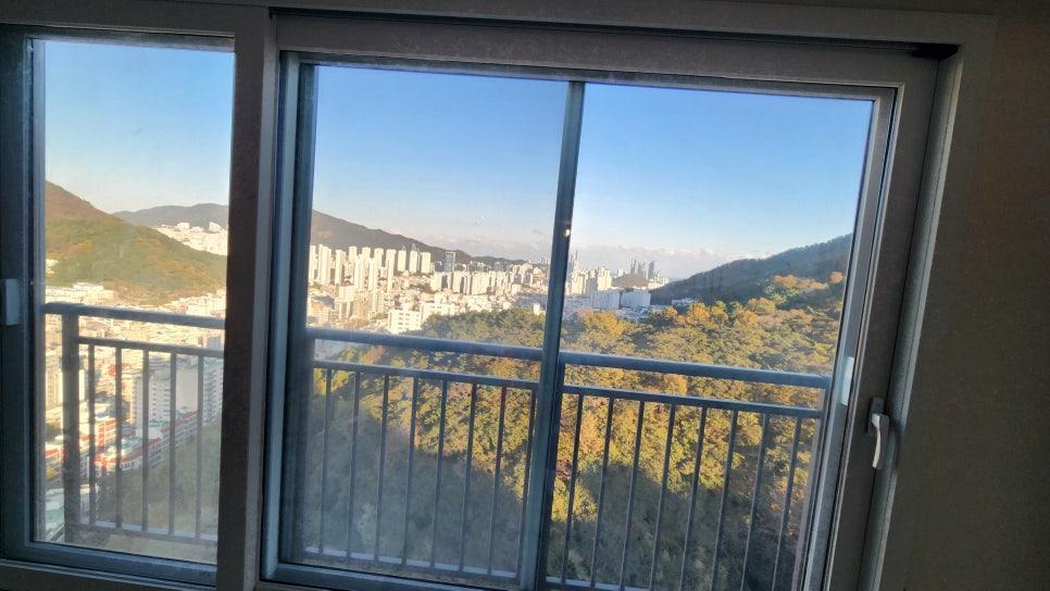 창틀 틈새까지 정밀하게 맞춘 시공 모습